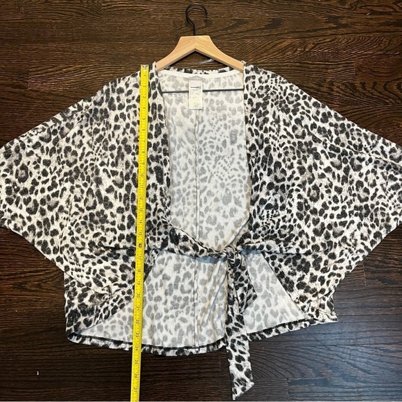 Women’s | Chicos Snow Leopard Wrap Cardigan | Size 0 - Picture 9 of 9